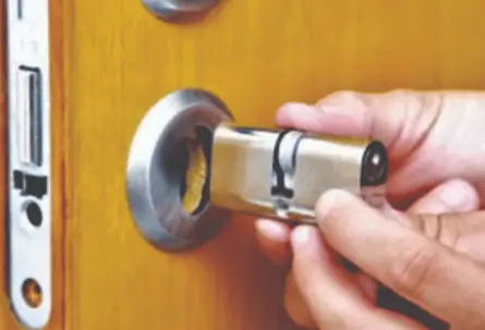 Plantão 24 Horas Chaveiro Profissional (21)96888-0806 Atendimento Imediato! Especialista em Emergências Trocas de Segredo, confecções.